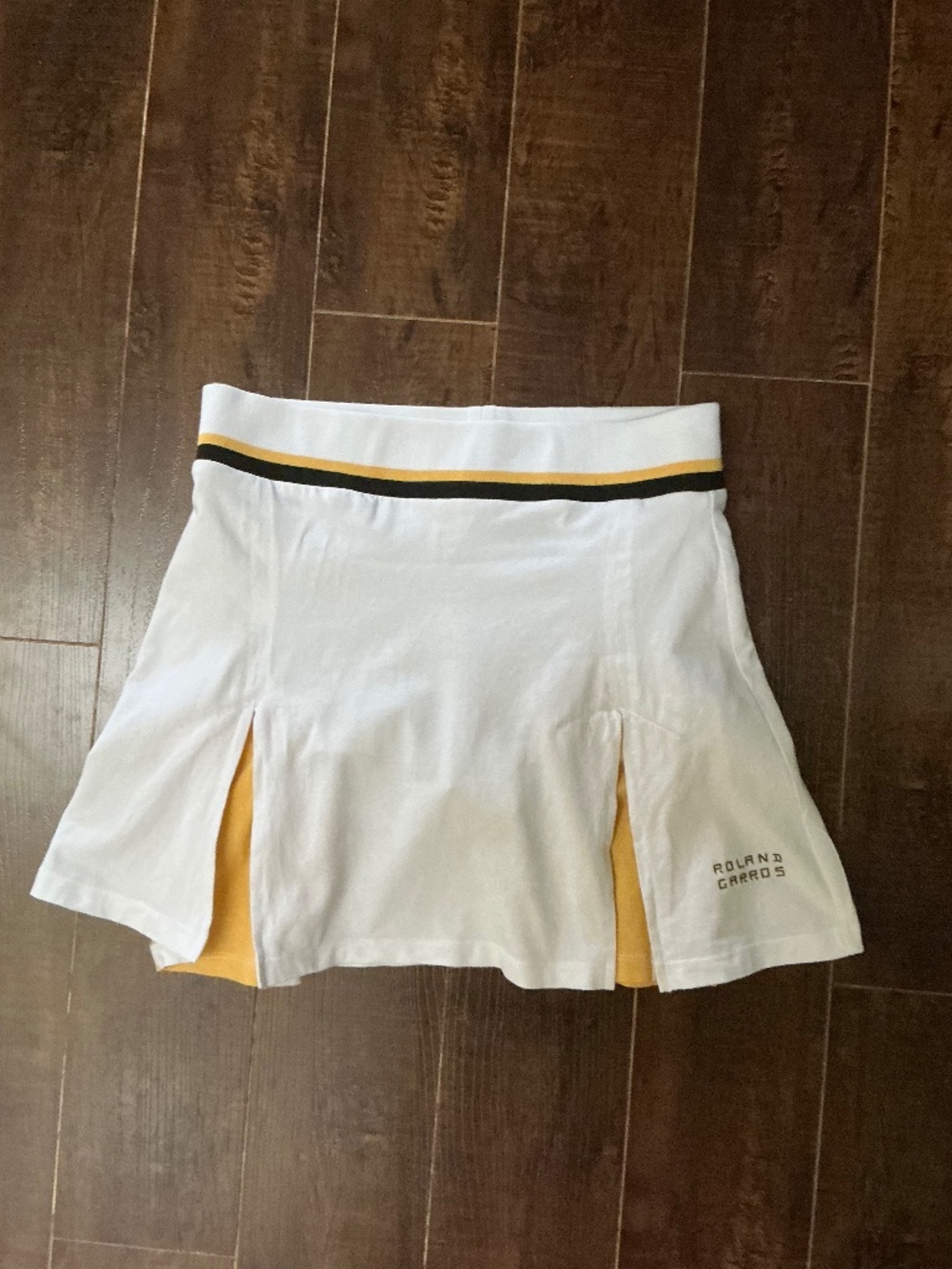 Pleated white cotton tennis skirt by Roland Garros